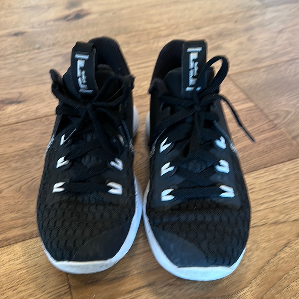 Nike youth 4.5 basketball shoe. Gently used.